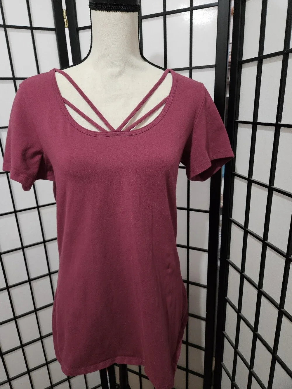 Torrid Size 1 (1X) Berry Short Sleeve Strappy Scoop Neck Stretch Knit Top - Picture 3 of 5